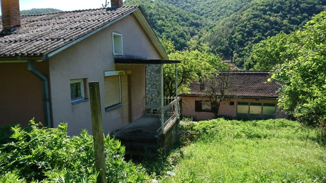 pogled-na-gornju-i-donju-kucu
