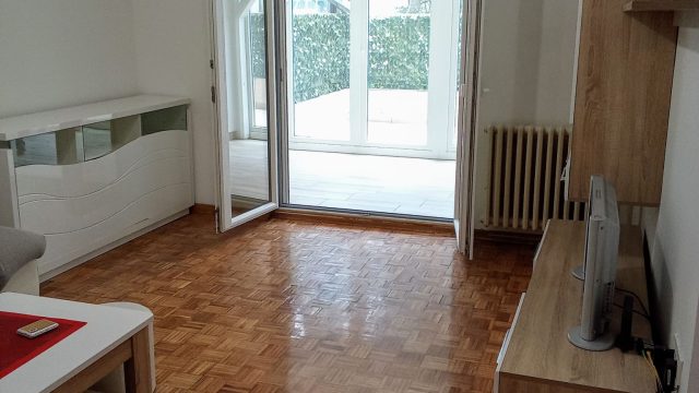 1a-sitting-room-glass-doors-Celebonovica-Bezanija-Beograd-flat-sale-tenanted-Expo-2027-prodaja-sa-zakupcima-tenanted-invest-estate-property-bitcoin-Serbia