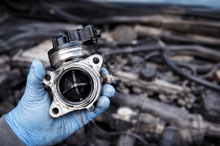 EGR ventil u ruci mehaničara, prikaz zapušenog dela i lokacije u motoru automobila